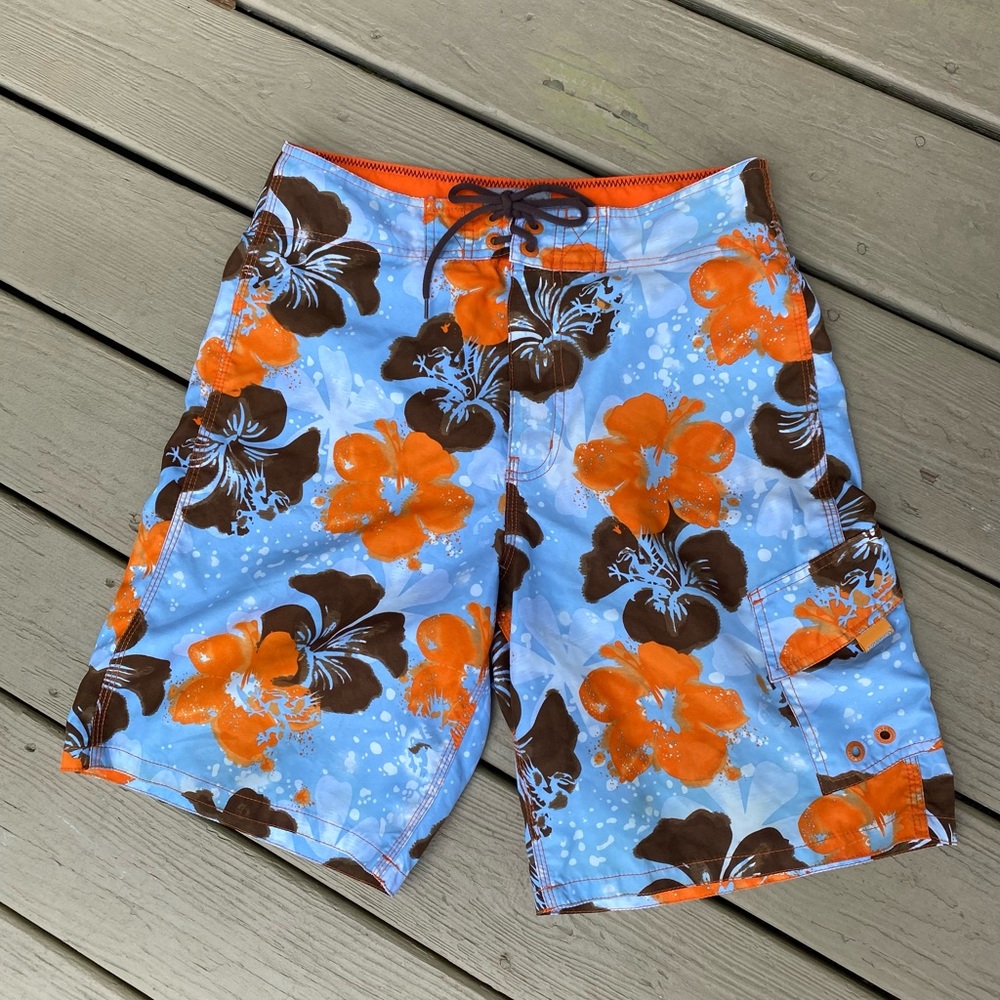 NWOT Mossimo - Men’s floral pattern board shorts, velcro zipper, decor s…